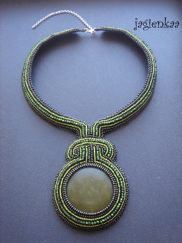 Jade shackled necklace