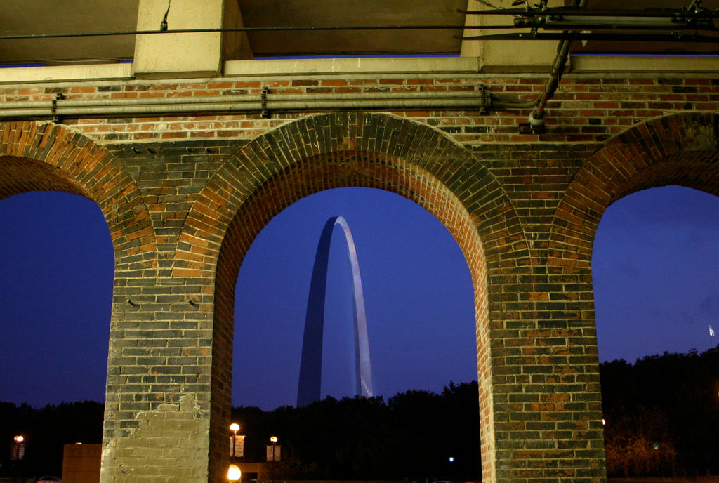 Arch in St Louis at night