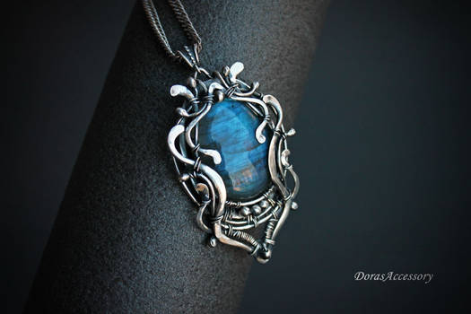 Silver pendant with blue labradorite