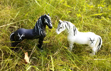 Black metal ist pfeeerd (Schleich horse repaint) by Grey-Terminal