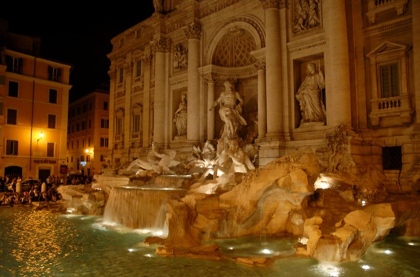 Fontana di Trevi di notte