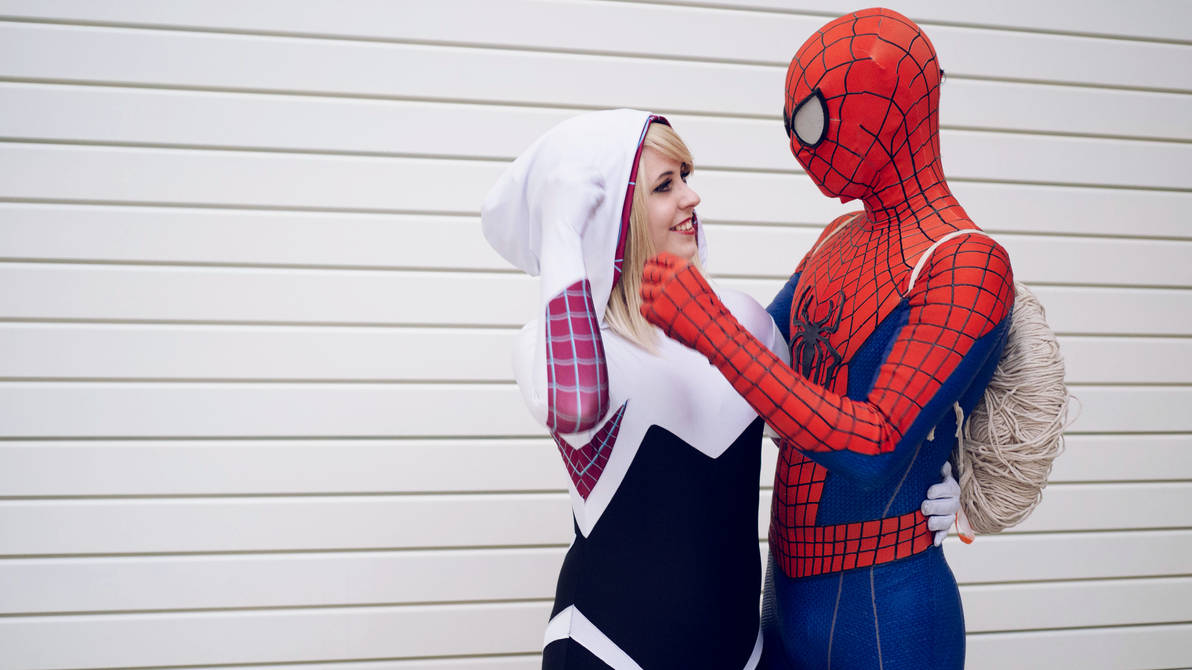 Косплей на человека паука. Гвен человек паук косплей обои на ПК. Костюм Гвен трансгендер. Мем костюм Майлза и Гвен. Hannah Kae Cosplay Spider man.