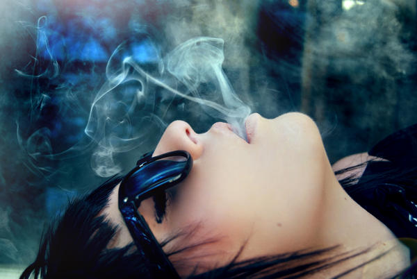 Слушать душа кайфует. Курение кайф. Кайф дым. Девушка с дымом изо рта. Дым изо рта.