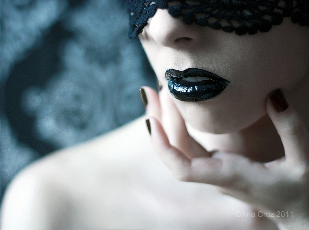 A dark caress by LuneBleu