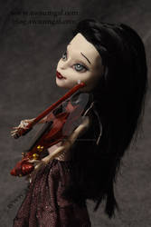 Esmeralda - Hauntingly Beautiful Violin Player