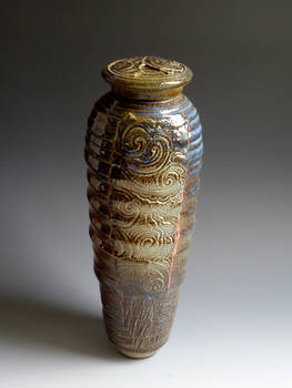 lidded vase 1545567