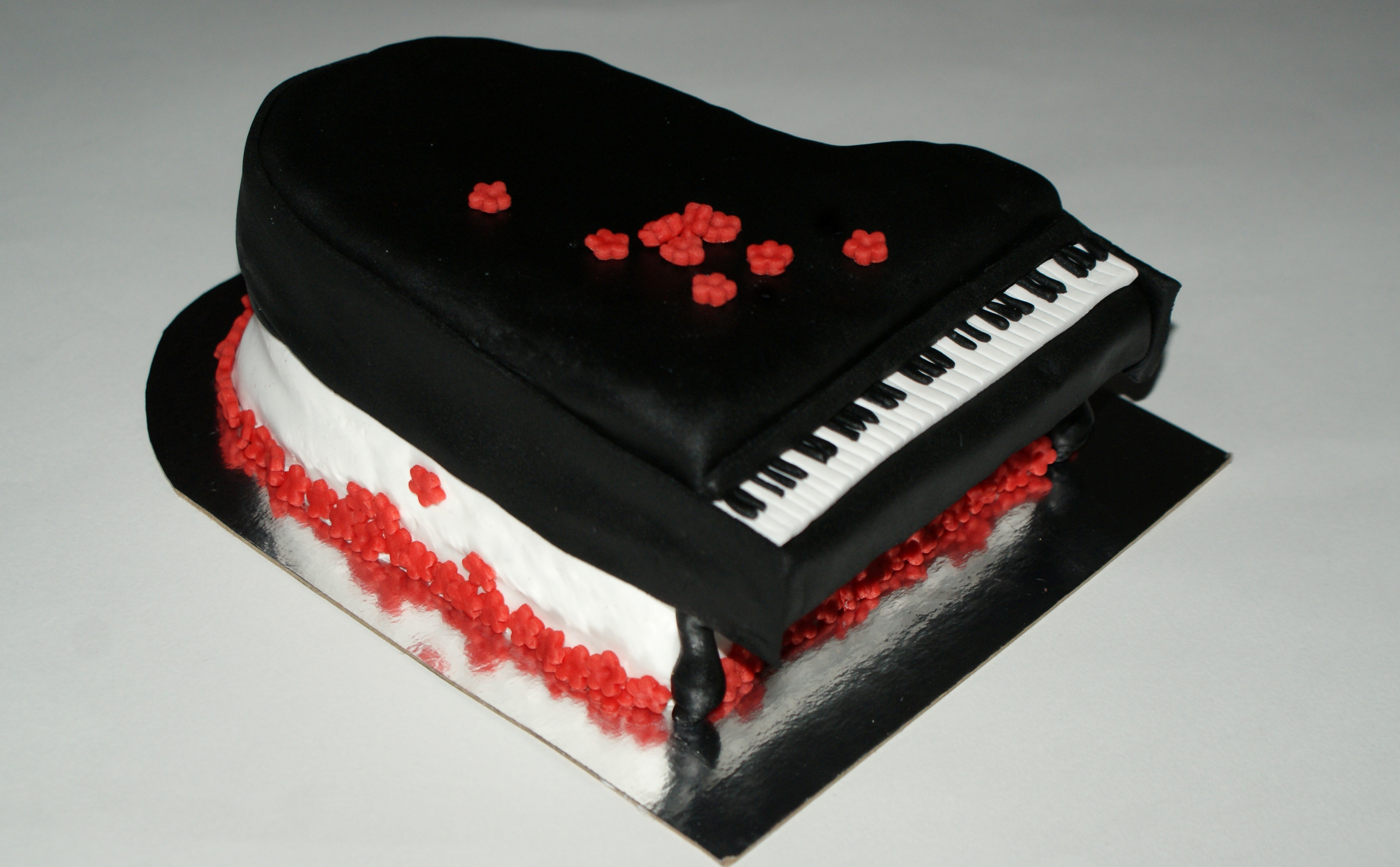 Grand Piano Cake