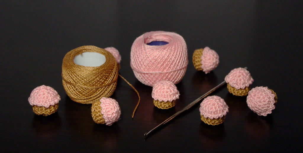 making pink crochet cupcakes