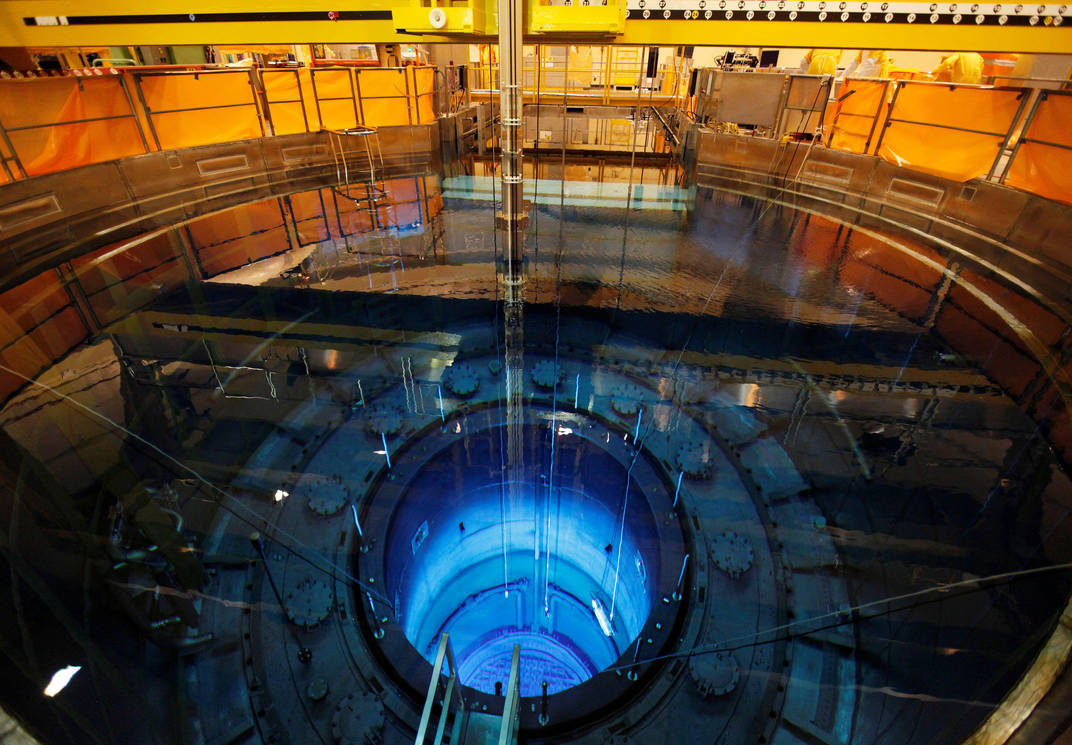 Запуск ядерного реактора. Реакторный зал свечение Черенкова. Атомный реактор. Реактор атомной электростанции. Реактор внутри.