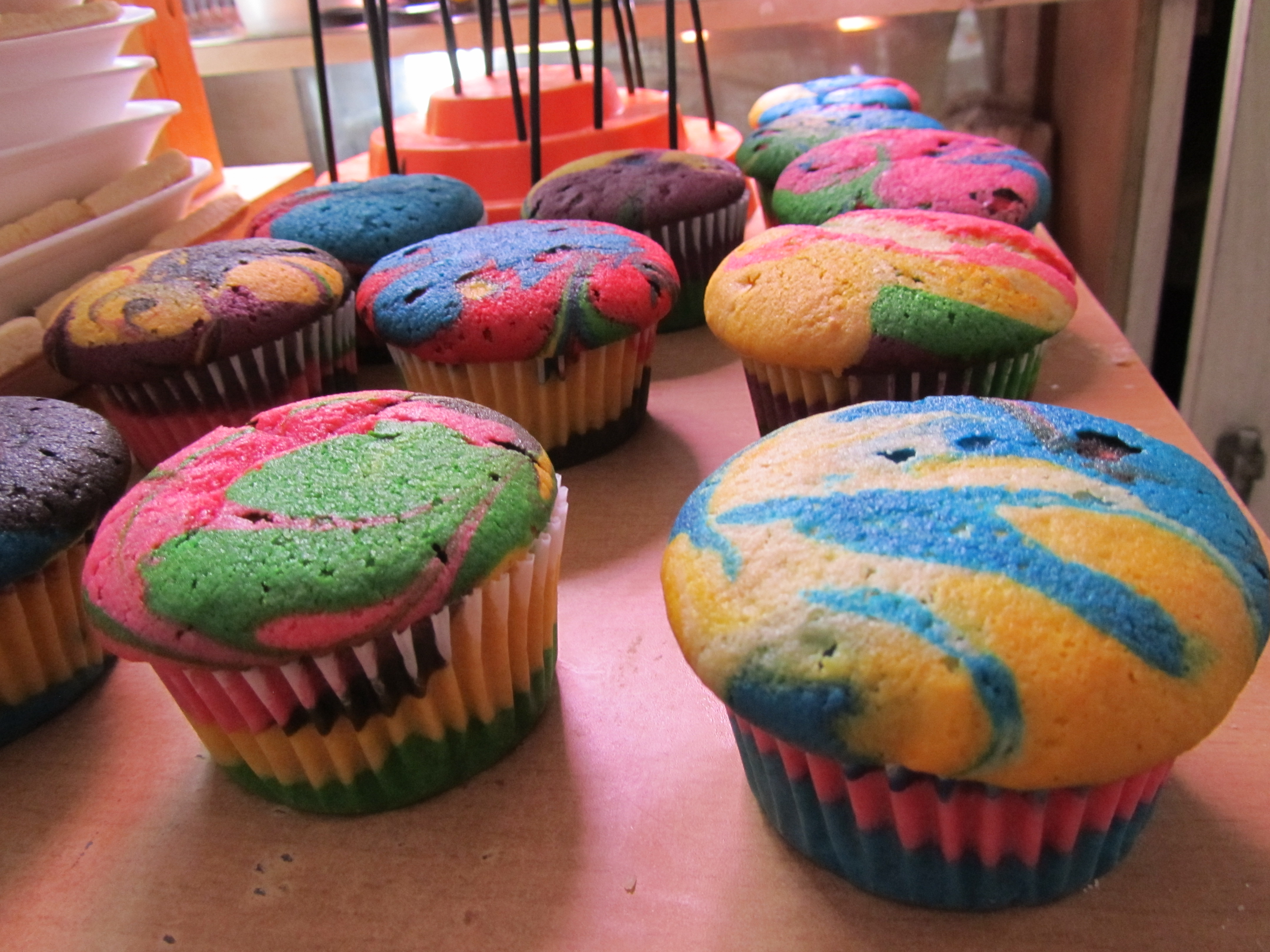 Marbling cupcakes