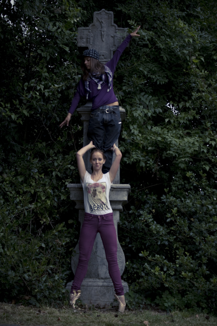 Ballet: Posed upon the pillar 1