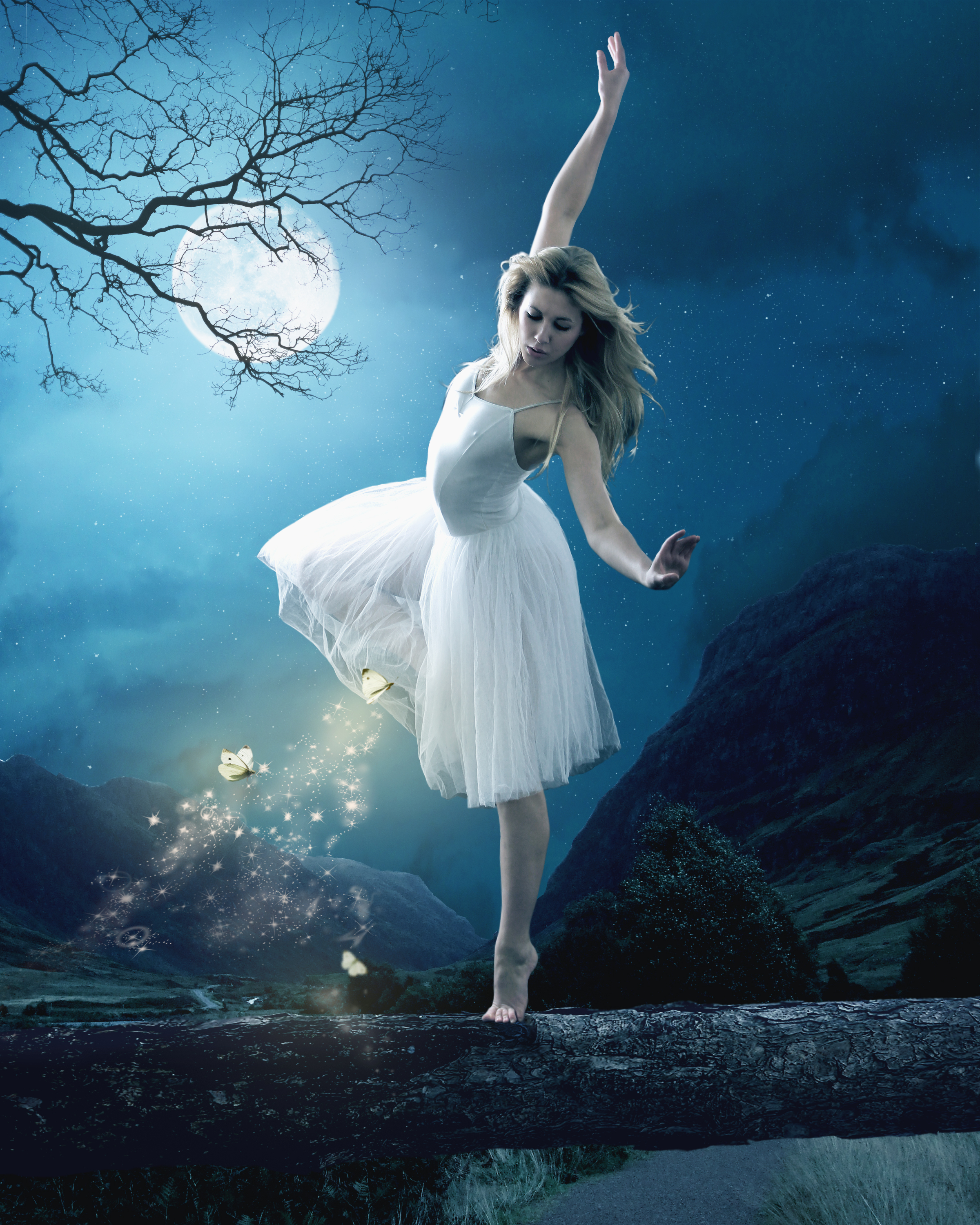Вальс луна слушать. Девушка в воздушном платье. Лунный танец. Танцующая девушка. Танцующая под луной.