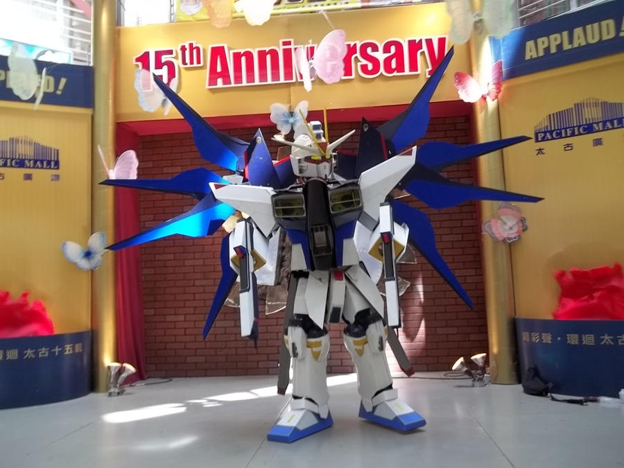 Strike Freedom Gundam cosplay