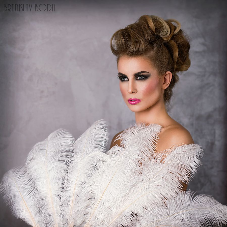 Lady with ostrich feathers