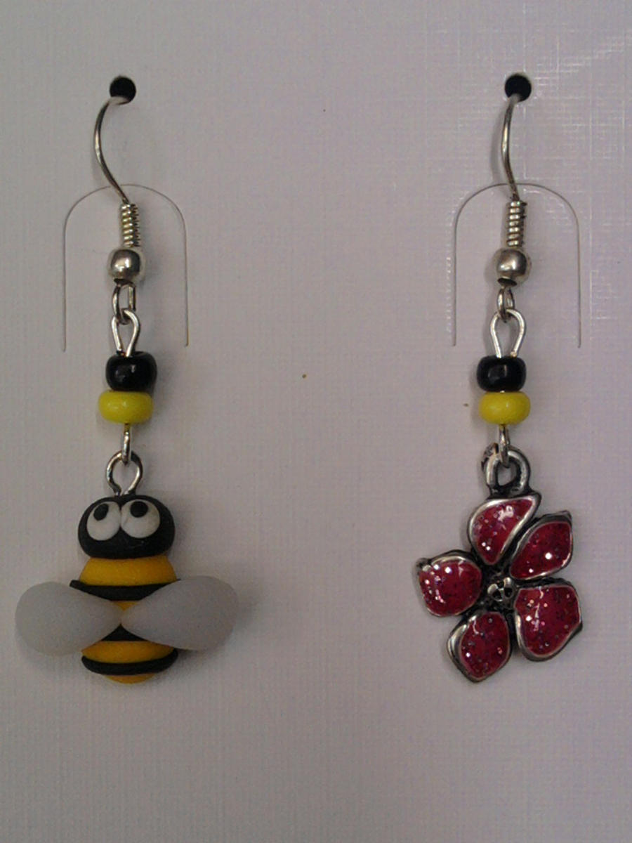 Earring with bee, flower and pearls fimo