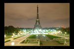 The Eiffel tower by night by laurentroy