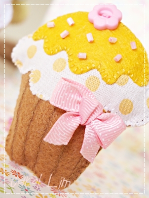 Felt Cupcake - Mango frosting