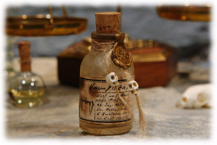 Gealtertes Glas mit Etikett / distressed flask