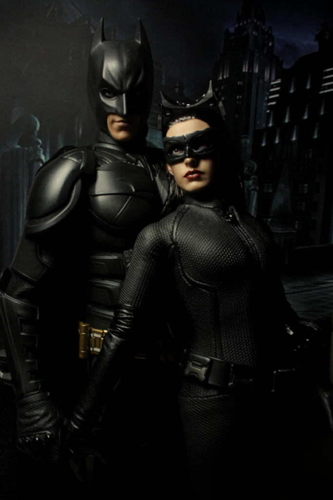 Женская бэтмен. Бэтмен и женщина-кошка. Чёрная кошка Бэтмэн. Бэтмен и кошка. Женщина Бэтмен.