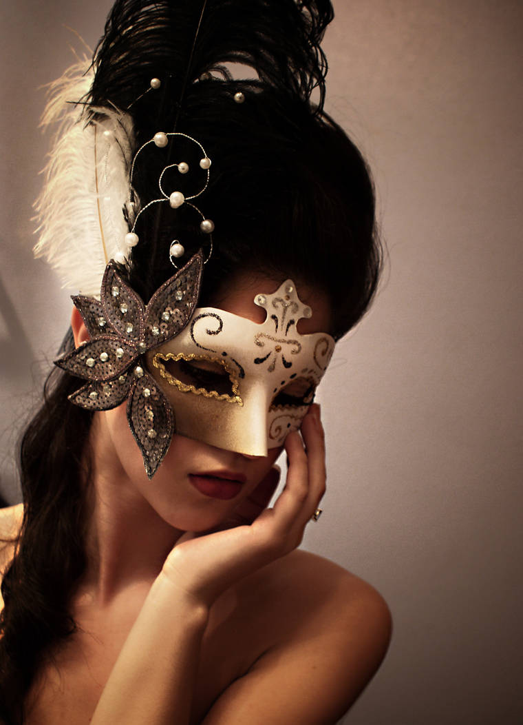Загадочная маска. Девушка в маске. Девушка в карнавальной маске. Красивая девушка в маске. Девушка в маскарадной маске.