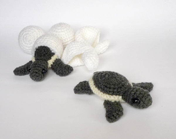 Hatching turtles by LunasCrafts