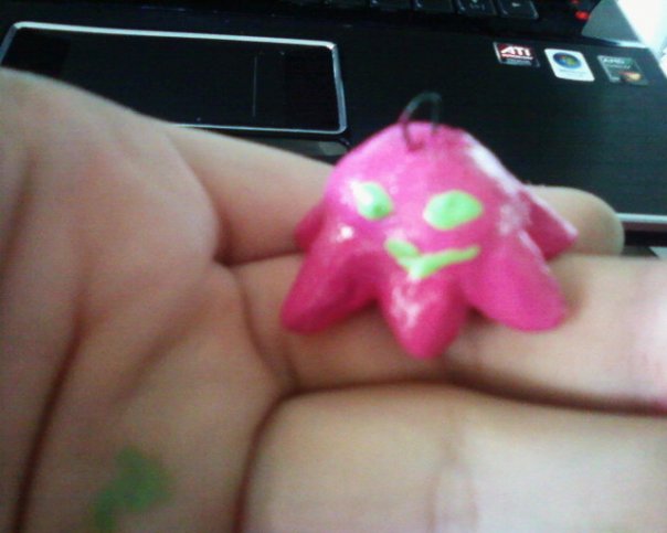 Sqiddy Pinky-chan charm 1