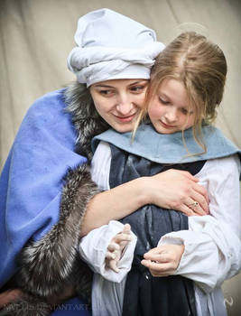 Medieval mother and daughter