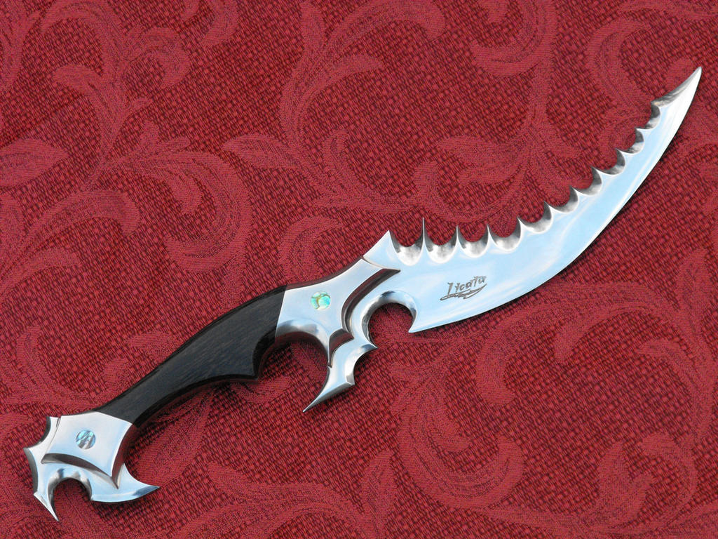 Serrated spine fantasy blade