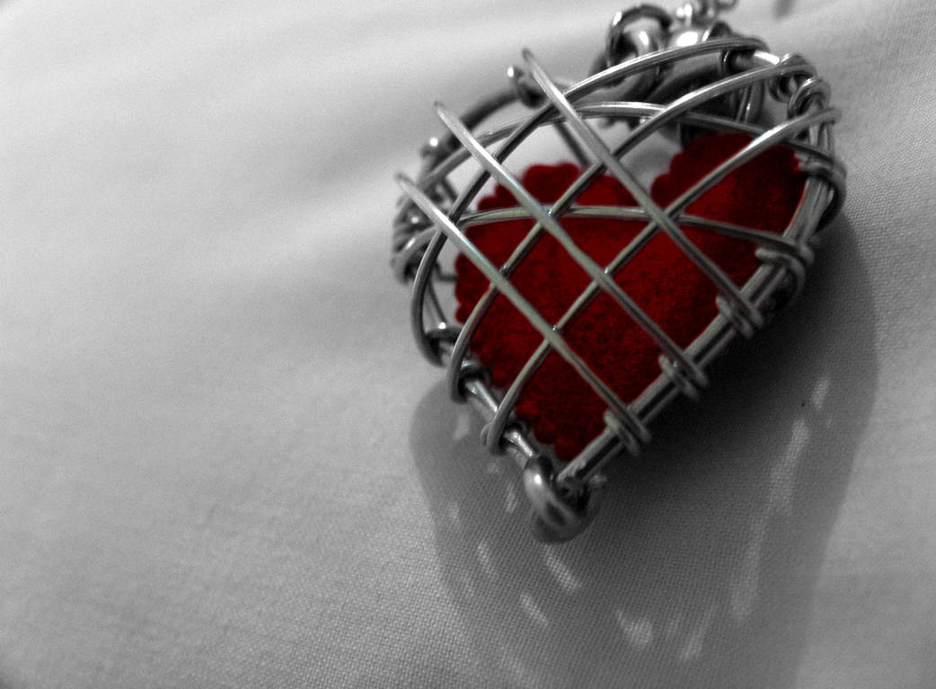 Закрой сердце на замок. Сердце на замке. Сердце под замком. Закрытое сердце. Сердце закрытое на замок.