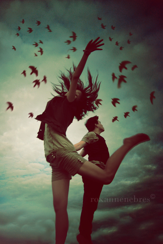 Летать вдвоем песня. Влюбленные летят. Парень и девушка в полёте. Парень и девушка улетают. Парень и девушка танцуют в воздухе.