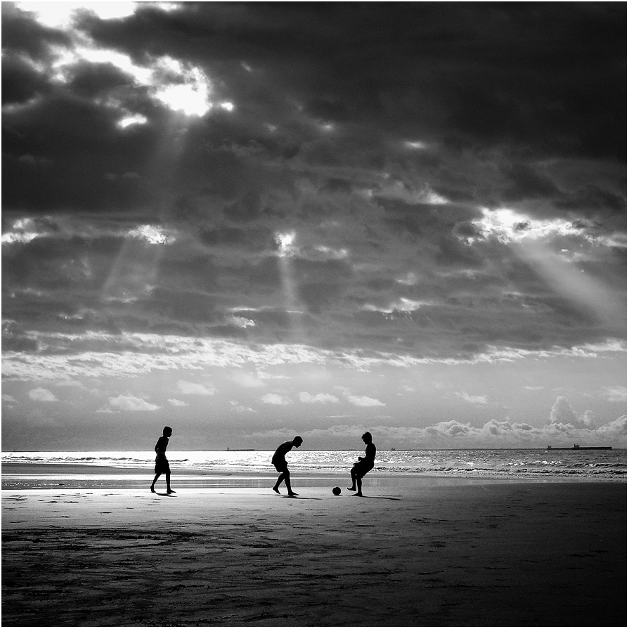 Beach Football B+W by IsacGoulart