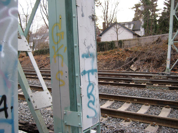 Graffiti'd Train Column by 9ACD32 on DeviantArt