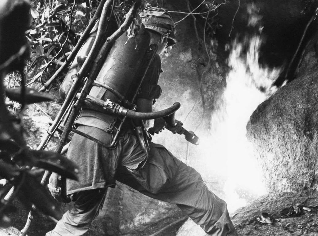 Огнемет фото. Огнеметчик США во Вьетнаме.