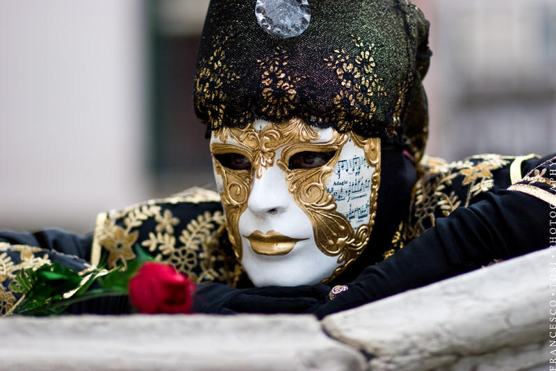 Какие маски остались. Японские карнавальные маски. Венецианское шоу масок. Карнавал маски шоу. Украинская маска.