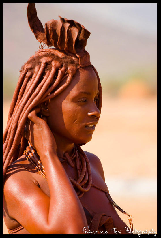 Tribe himba pro. Племя Химба в Африке женщины. Химба Намибия женщины. Племя Химба в Африке. Африканское племя Химба женщины.