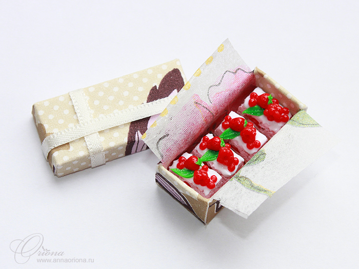 Small cakes in a box 1:12