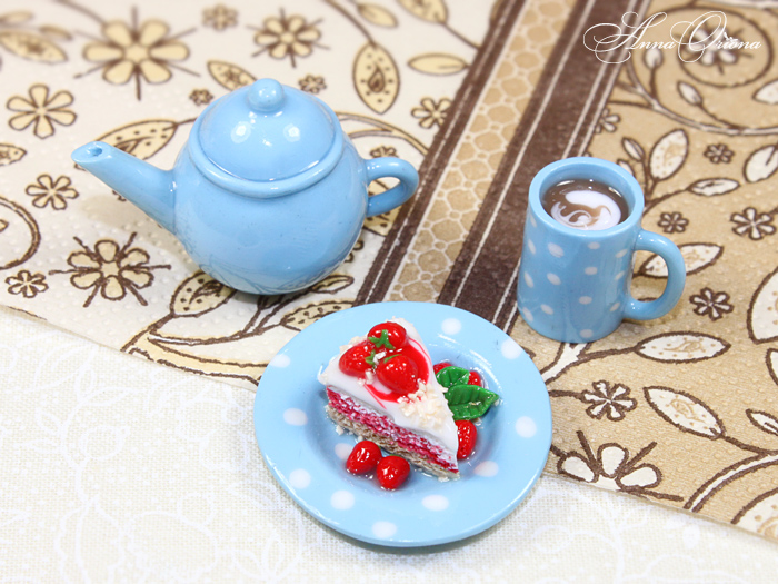 Miniature crockery and food