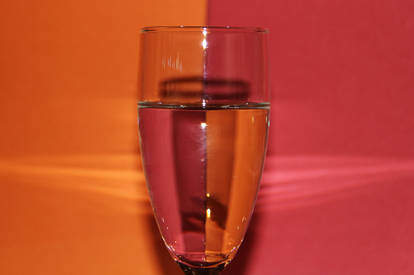 Color reflection in a water glass