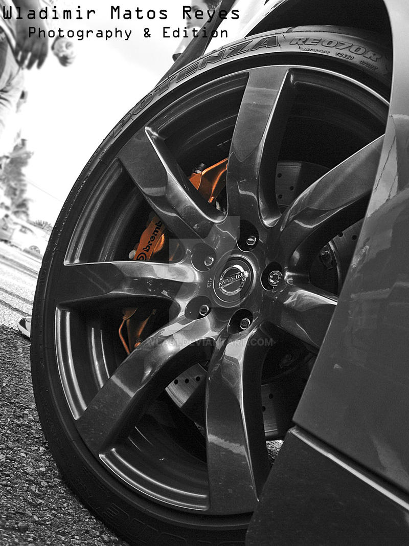 R35 Wheel Black n White