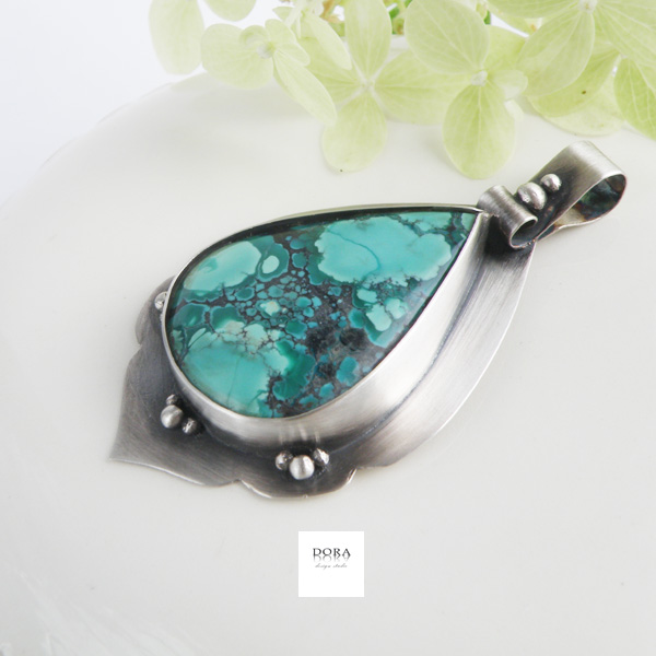 Simple pendant witch adorable turquoise