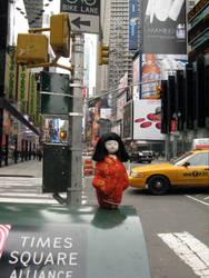 japanese_girl_in_NYCtimes_sq