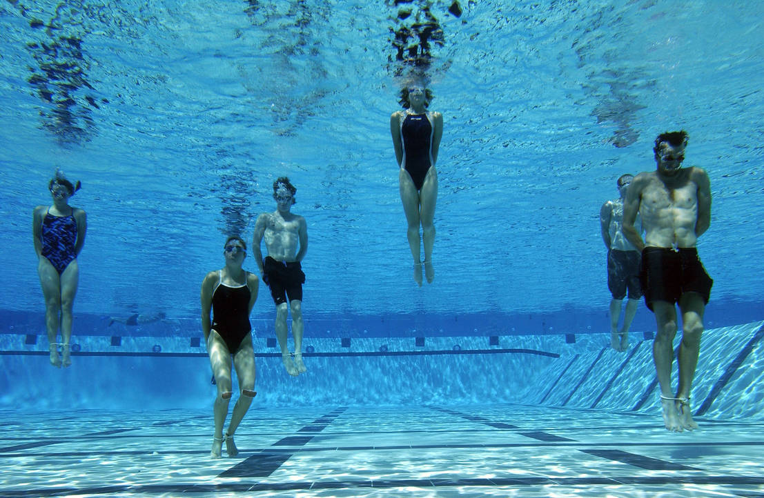 Три человека в бассейне. Морские котики США бассейн. Тренировка морских котиков в бассейне. Связанные в бассейне. Морской котик в бассейне.