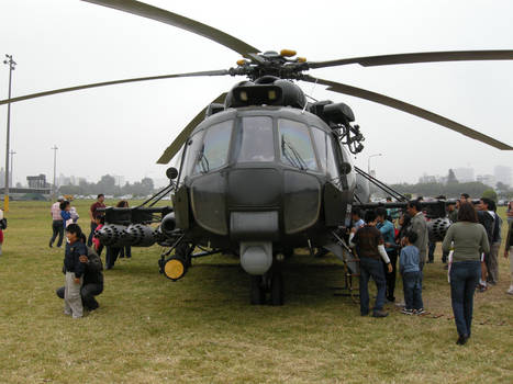 Helicoptero artillado de frente