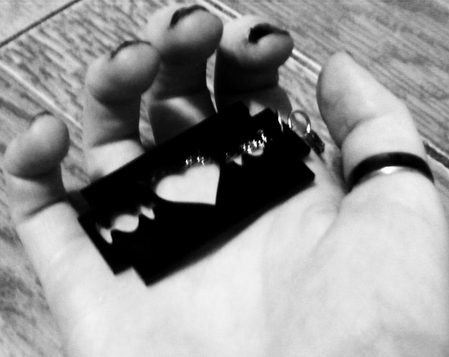 Razor Blade heart by BleedVanity on DeviantArt