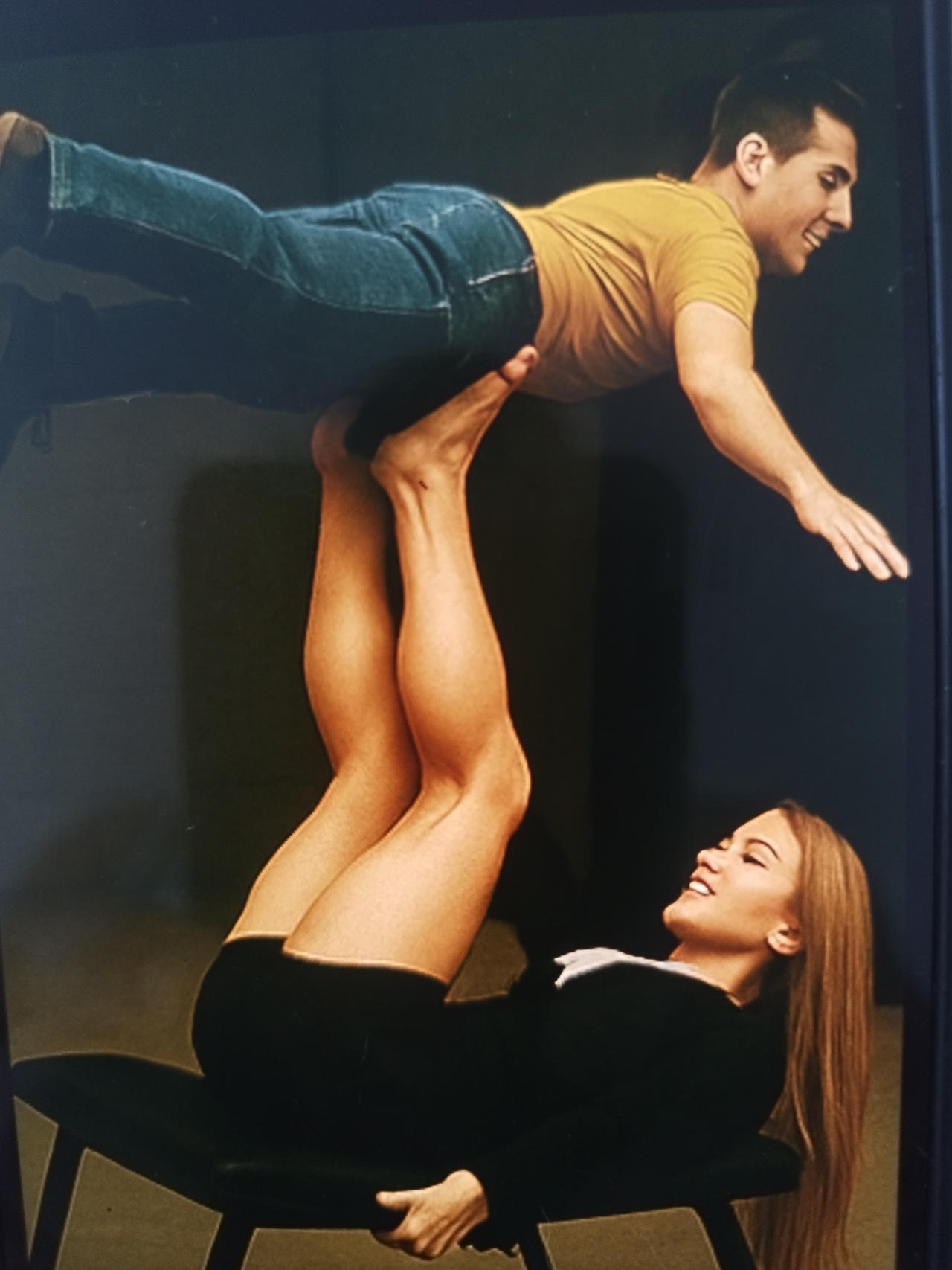 Ella es acrobata con los pies !!