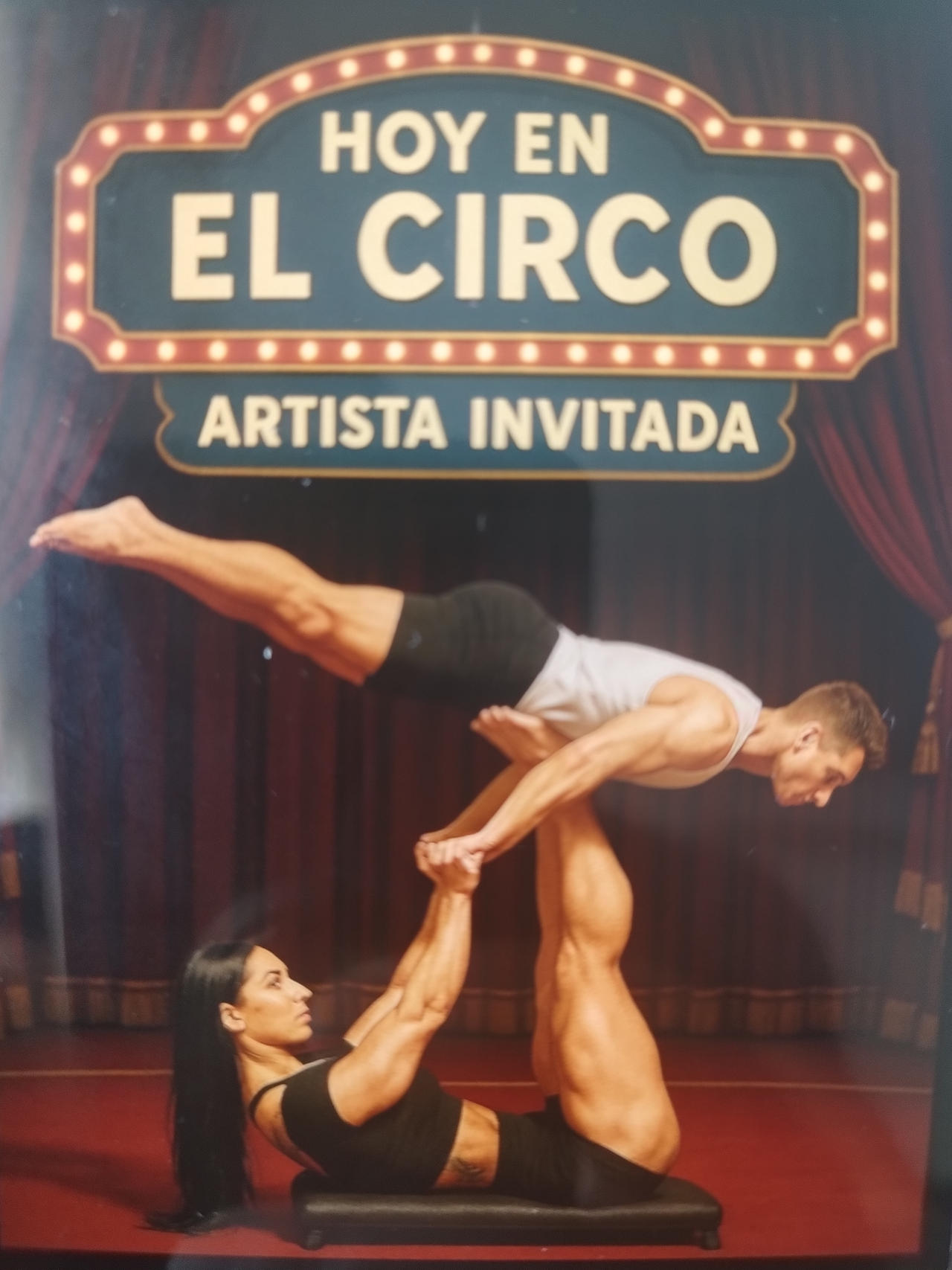Chica fuerte acrobata con los pies !!