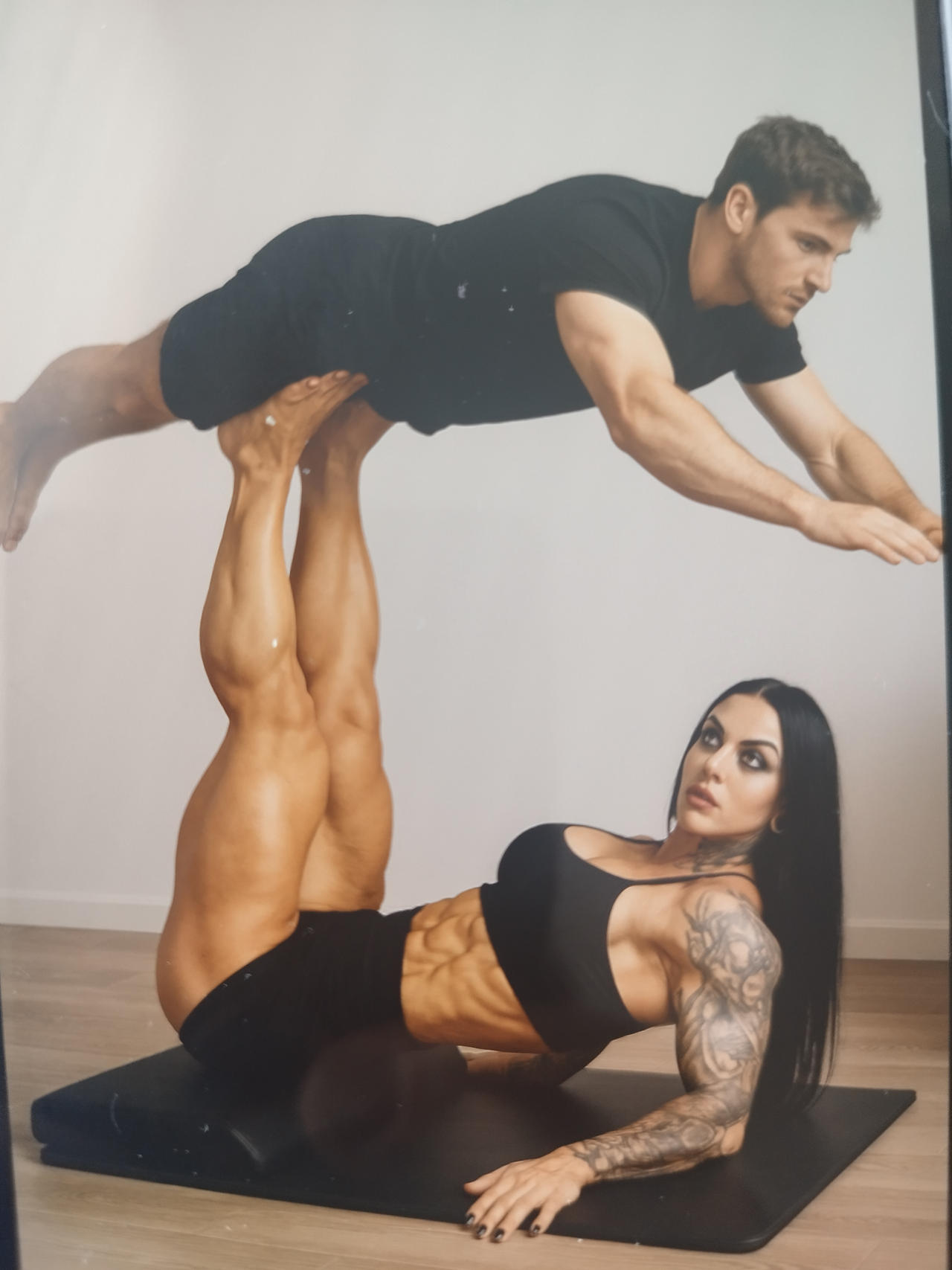Chica impresionante acrobata solo con los pies !!