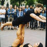 Chica fuerte acrobata con los pies