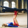 Supergirl acrobata con los pies