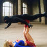 Supergirl acrobata con los pies 2